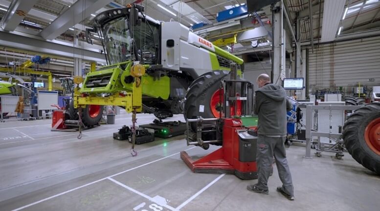 Die von Peakboard visualisierten Informationen der Taktanzeige und geben den Soll-Ist-Zustand des geforderten Arbeitsrhythmus in der Montage in Echtzeit wieder. Das Bild zeigt eine Erntemaschine in der Produktionsfabrik von CLAAS